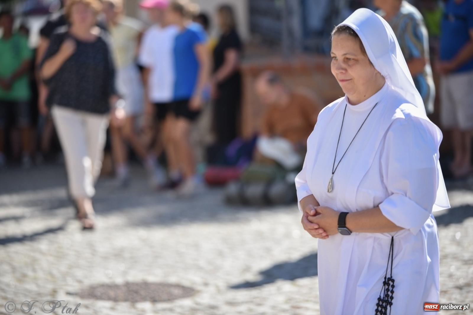 Zdjęcie w galerii na portalu naszraciborz.pl: Bracia i siostry w drodze. 48. Opolska Piesza Pielgrzymka na Jasną Górę wyruszyła z Raciborza [FOTO i WIDEO] wiadomości z regionu