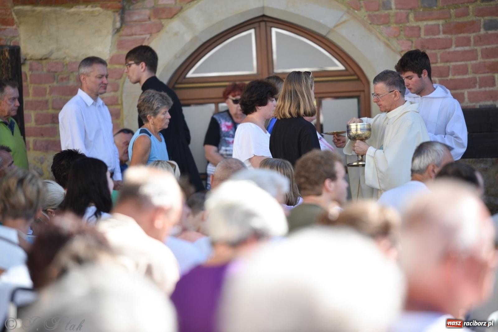 Zdjęcie w galerii na portalu naszraciborz.pl: Bracia i siostry w drodze. 48. Opolska Piesza Pielgrzymka na Jasną Górę wyruszyła z Raciborza [FOTO i WIDEO] wiadomości z regionu