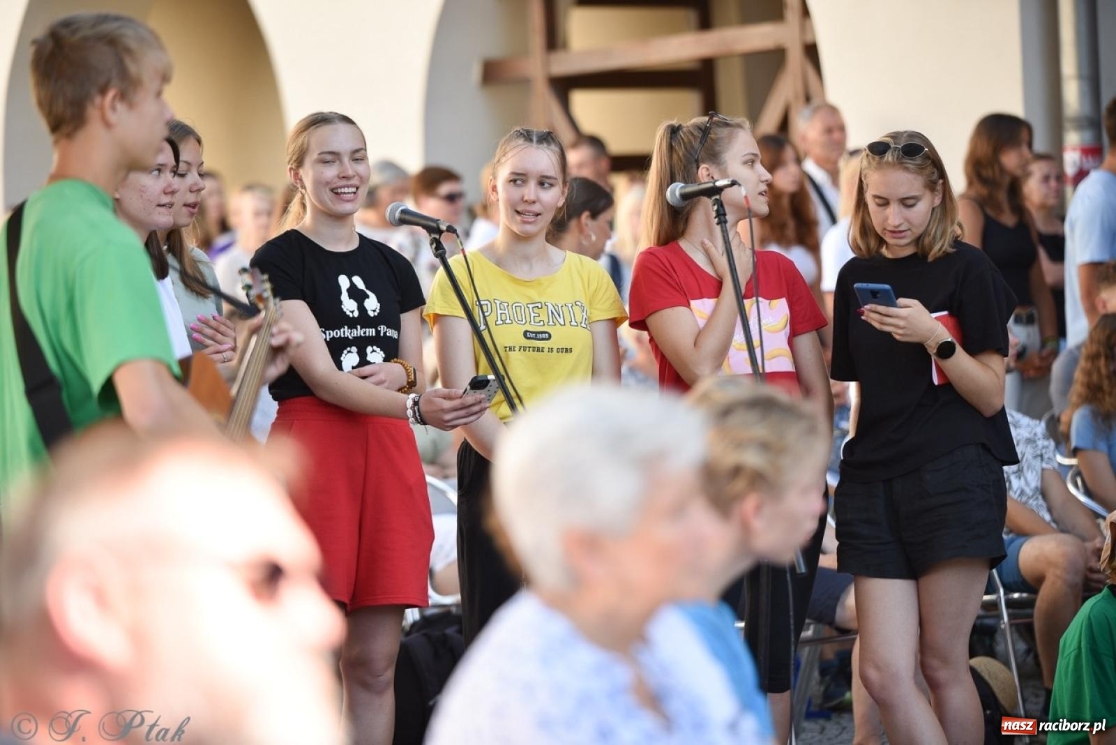 Zdjęcie w galerii na portalu naszraciborz.pl: Bracia i siostry w drodze. 48. Opolska Piesza Pielgrzymka na Jasną Górę wyruszyła z Raciborza [FOTO i WIDEO] wiadomości z regionu