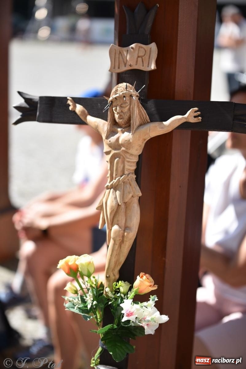 Zdjęcie w galerii na portalu naszraciborz.pl: Bracia i siostry w drodze. 48. Opolska Piesza Pielgrzymka na Jasną Górę wyruszyła z Raciborza [FOTO i WIDEO] wiadomości z regionu