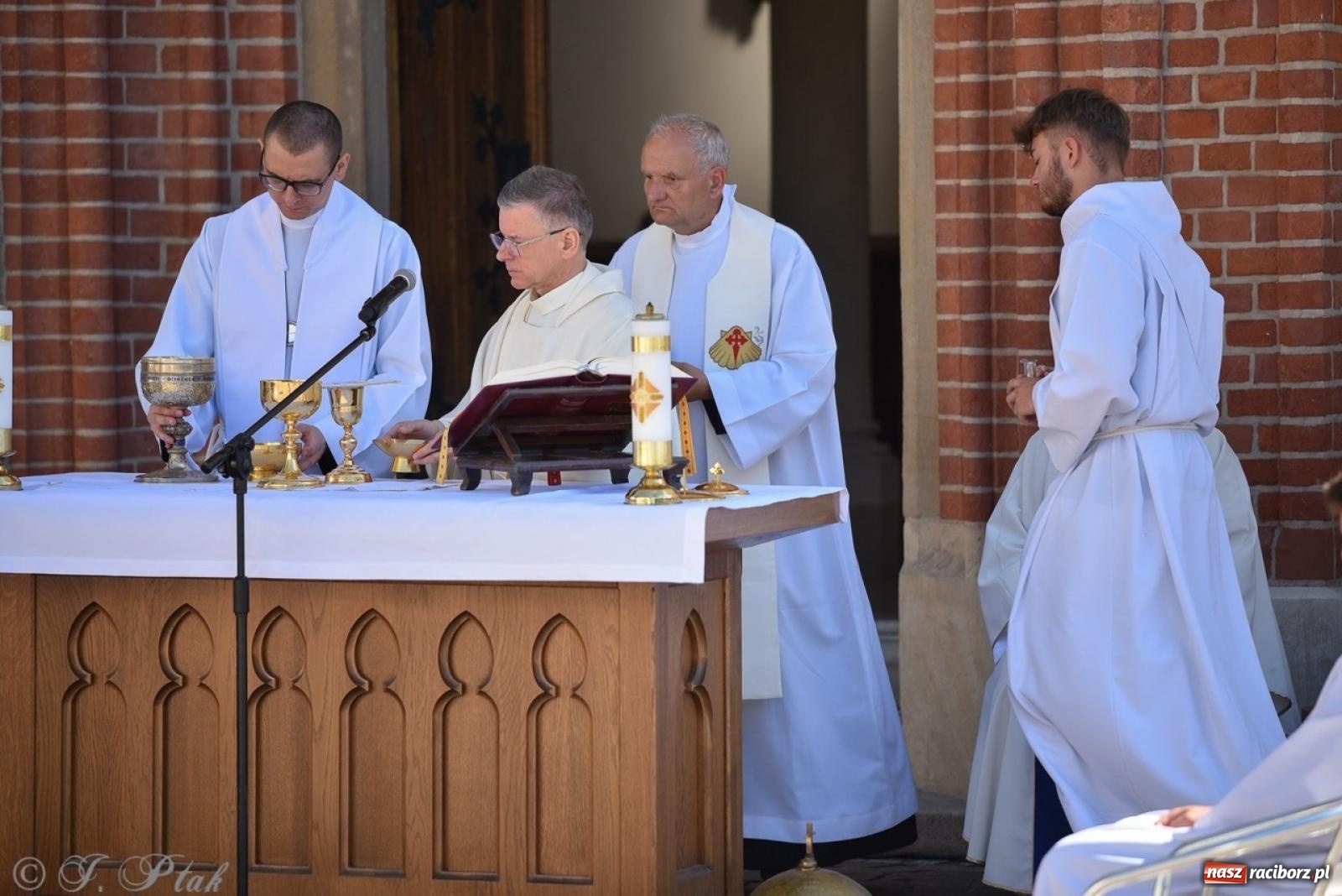 Zdjęcie w galerii na portalu naszraciborz.pl: Bracia i siostry w drodze. 48. Opolska Piesza Pielgrzymka na Jasną Górę wyruszyła z Raciborza [FOTO i WIDEO] wiadomości z regionu