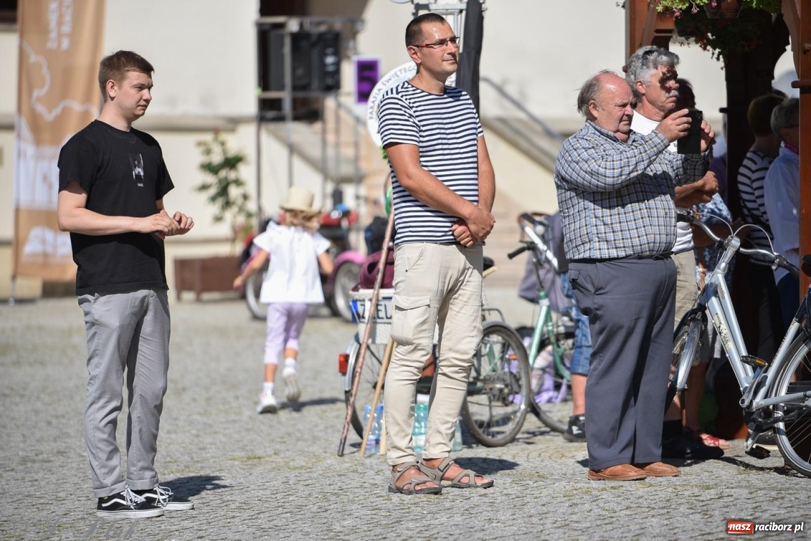 Zdjęcie w galerii na portalu naszraciborz.pl: Bracia i siostry w drodze. 48. Opolska Piesza Pielgrzymka na Jasną Górę wyruszyła z Raciborza [FOTO i WIDEO] wiadomości z regionu
