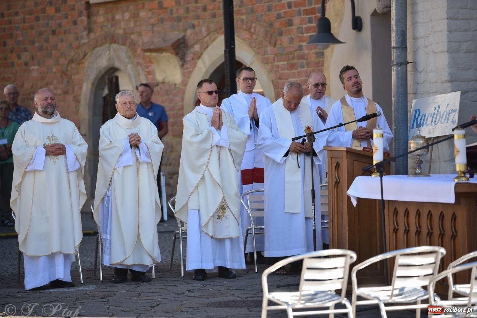 Zdjęcie w galerii na portalu naszraciborz.pl: Bracia i siostry w drodze. 48. Opolska Piesza Pielgrzymka na Jasną Górę wyruszyła z Raciborza [FOTO i WIDEO] wiadomości z regionu