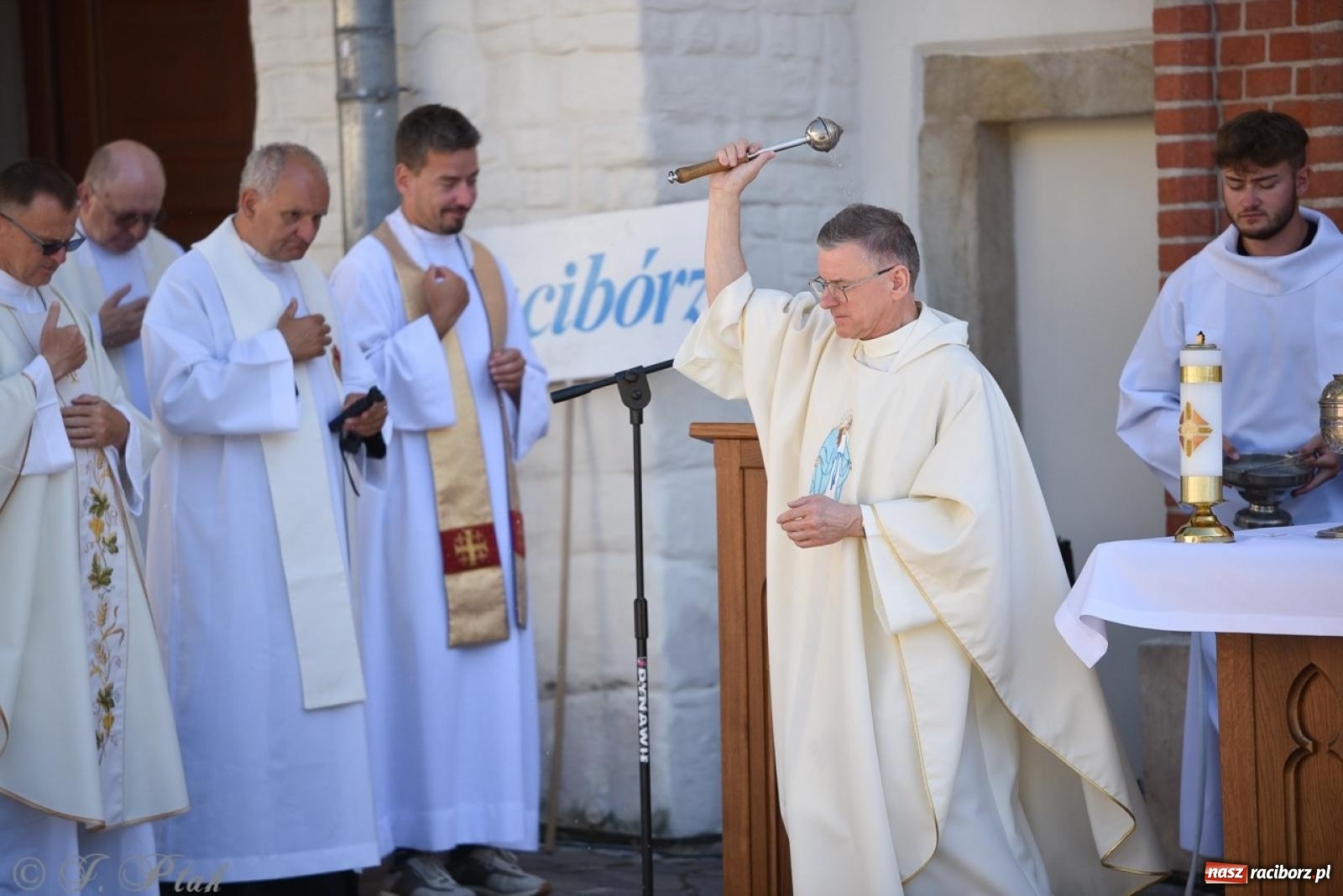 Zdjęcie w galerii na portalu naszraciborz.pl: Bracia i siostry w drodze. 48. Opolska Piesza Pielgrzymka na Jasną Górę wyruszyła z Raciborza [FOTO i WIDEO] wiadomości z regionu
