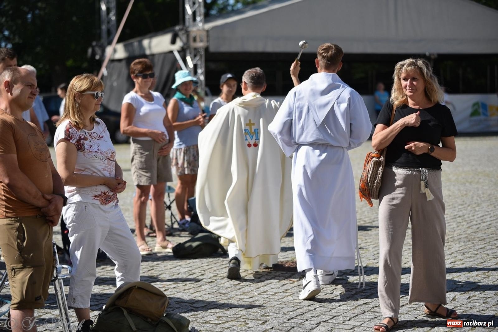 Zdjęcie w galerii na portalu naszraciborz.pl: Bracia i siostry w drodze. 48. Opolska Piesza Pielgrzymka na Jasną Górę wyruszyła z Raciborza [FOTO i WIDEO] wiadomości z regionu