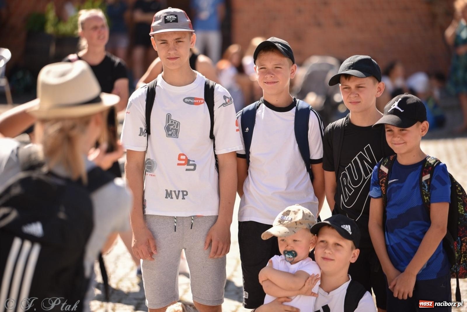 Zdjęcie w galerii na portalu naszraciborz.pl: Bracia i siostry w drodze. 48. Opolska Piesza Pielgrzymka na Jasną Górę wyruszyła z Raciborza [FOTO i WIDEO] wiadomości z regionu