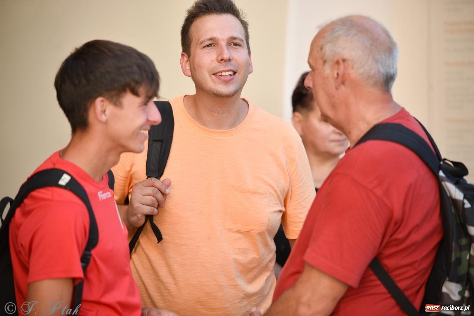 Zdjęcie w galerii na portalu naszraciborz.pl: Bracia i siostry w drodze. 48. Opolska Piesza Pielgrzymka na Jasną Górę wyruszyła z Raciborza [FOTO i WIDEO] wiadomości z regionu