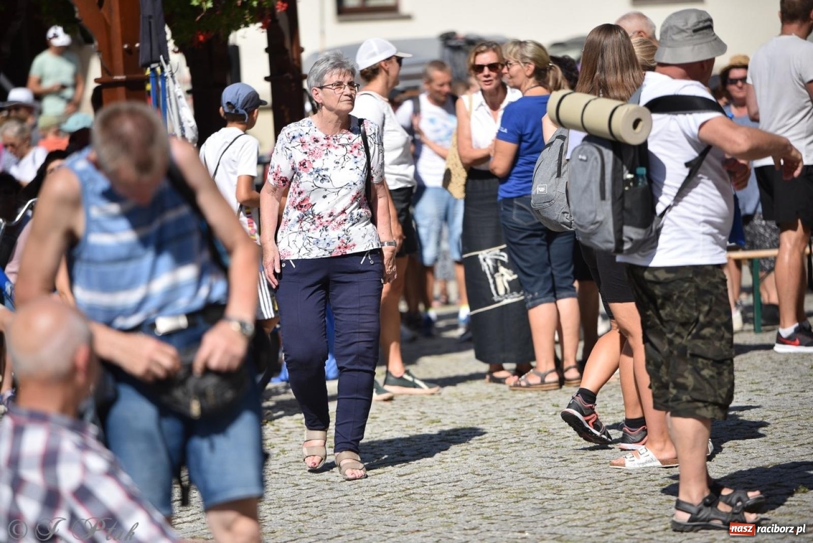Zdjęcie w galerii na portalu naszraciborz.pl: Bracia i siostry w drodze. 48. Opolska Piesza Pielgrzymka na Jasną Górę wyruszyła z Raciborza [FOTO i WIDEO] wiadomości z regionu