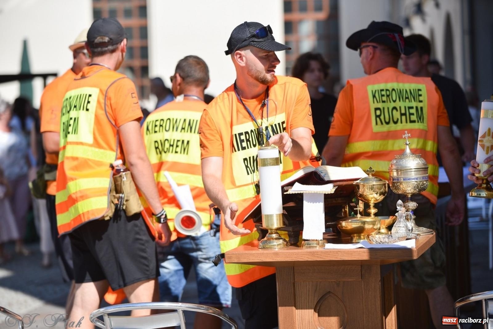 Zdjęcie w galerii na portalu naszraciborz.pl: Bracia i siostry w drodze. 48. Opolska Piesza Pielgrzymka na Jasną Górę wyruszyła z Raciborza [FOTO i WIDEO] wiadomości z regionu