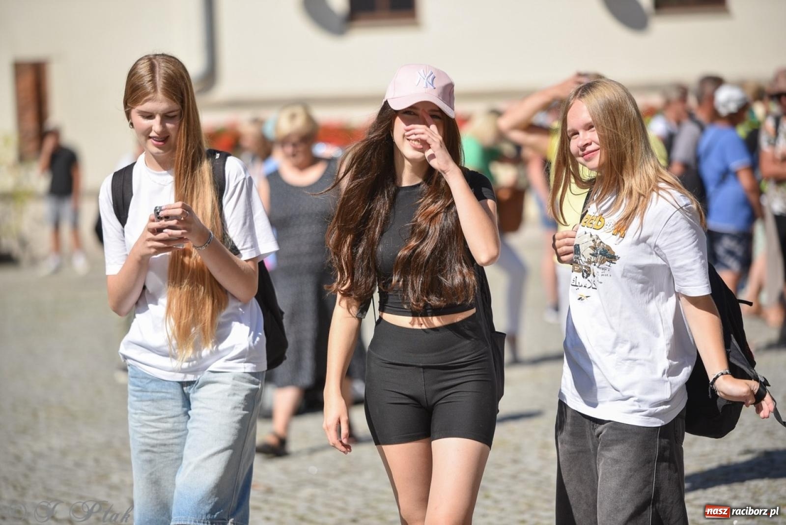 Zdjęcie w galerii na portalu naszraciborz.pl: Bracia i siostry w drodze. 48. Opolska Piesza Pielgrzymka na Jasną Górę wyruszyła z Raciborza [FOTO i WIDEO] wiadomości z regionu