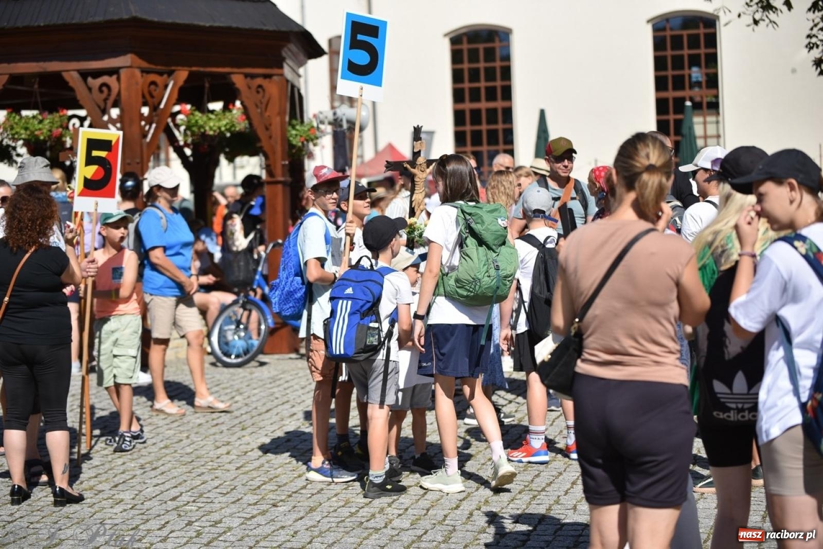Zdjęcie w galerii na portalu naszraciborz.pl: Bracia i siostry w drodze. 48. Opolska Piesza Pielgrzymka na Jasną Górę wyruszyła z Raciborza [FOTO i WIDEO] wiadomości z regionu