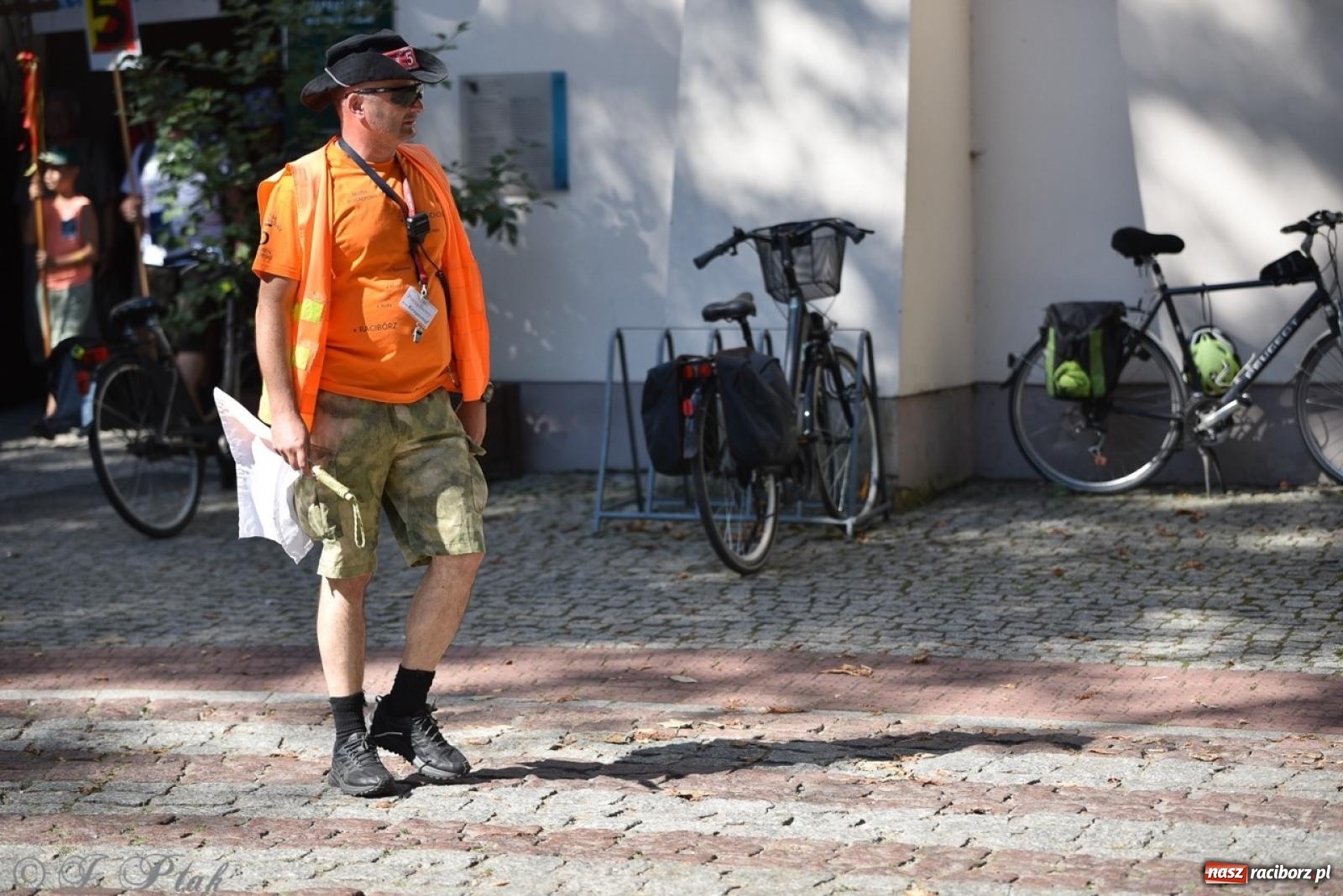 Zdjęcie w galerii na portalu naszraciborz.pl: Bracia i siostry w drodze. 48. Opolska Piesza Pielgrzymka na Jasną Górę wyruszyła z Raciborza [FOTO i WIDEO] wiadomości z regionu