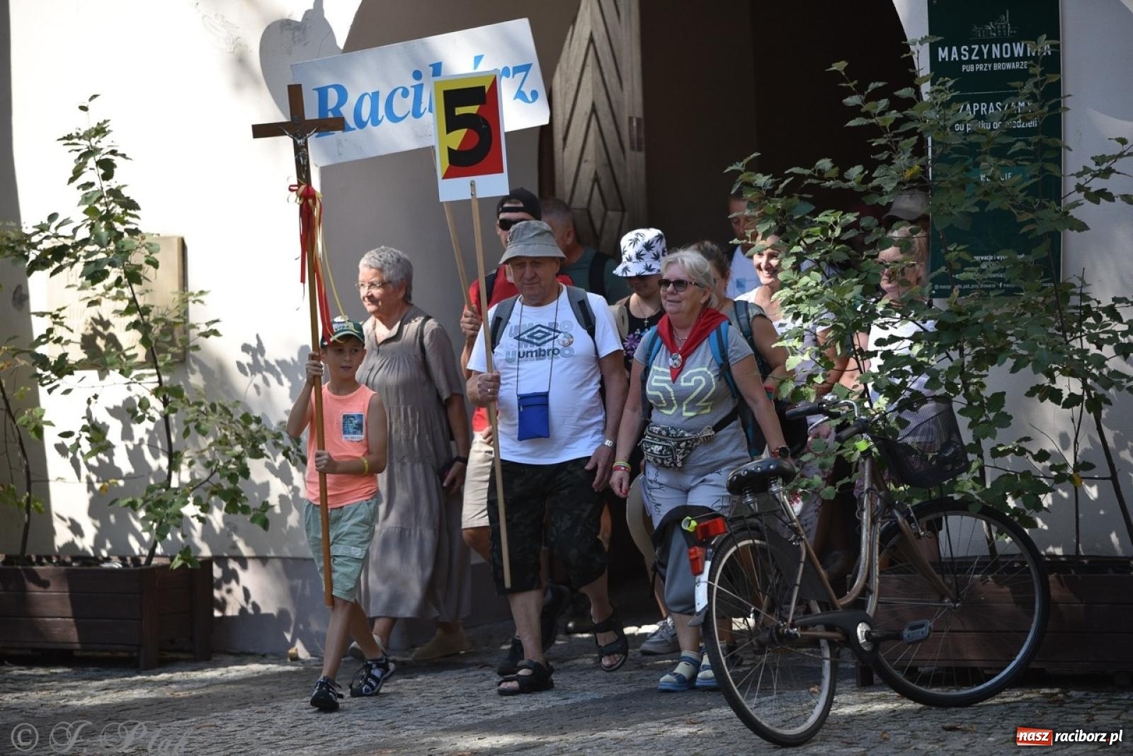 Zdjęcie w galerii na portalu naszraciborz.pl: Bracia i siostry w drodze. 48. Opolska Piesza Pielgrzymka na Jasną Górę wyruszyła z Raciborza [FOTO i WIDEO] wiadomości z regionu