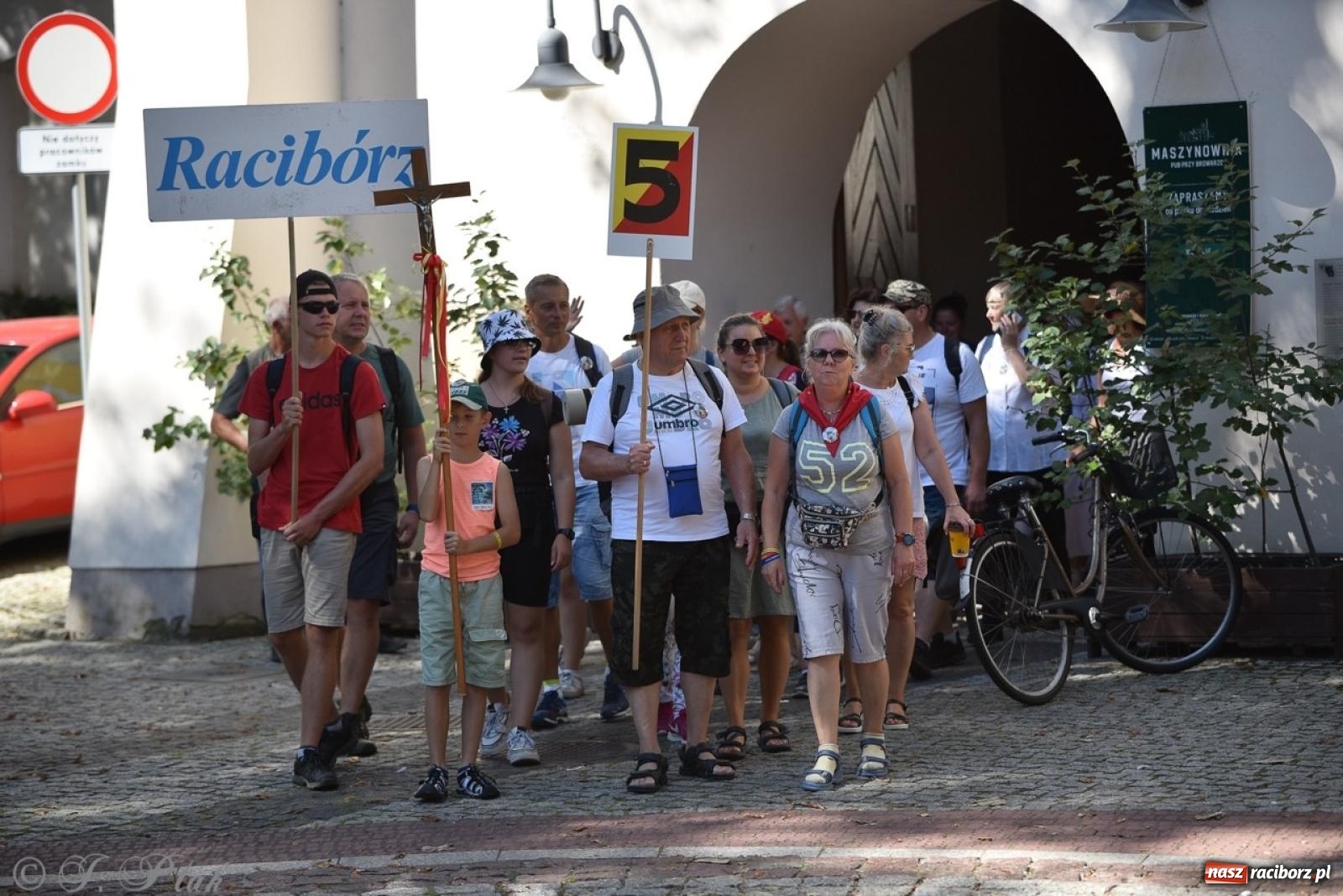 Zdjęcie w galerii na portalu naszraciborz.pl: Bracia i siostry w drodze. 48. Opolska Piesza Pielgrzymka na Jasną Górę wyruszyła z Raciborza [FOTO i WIDEO] wiadomości z regionu