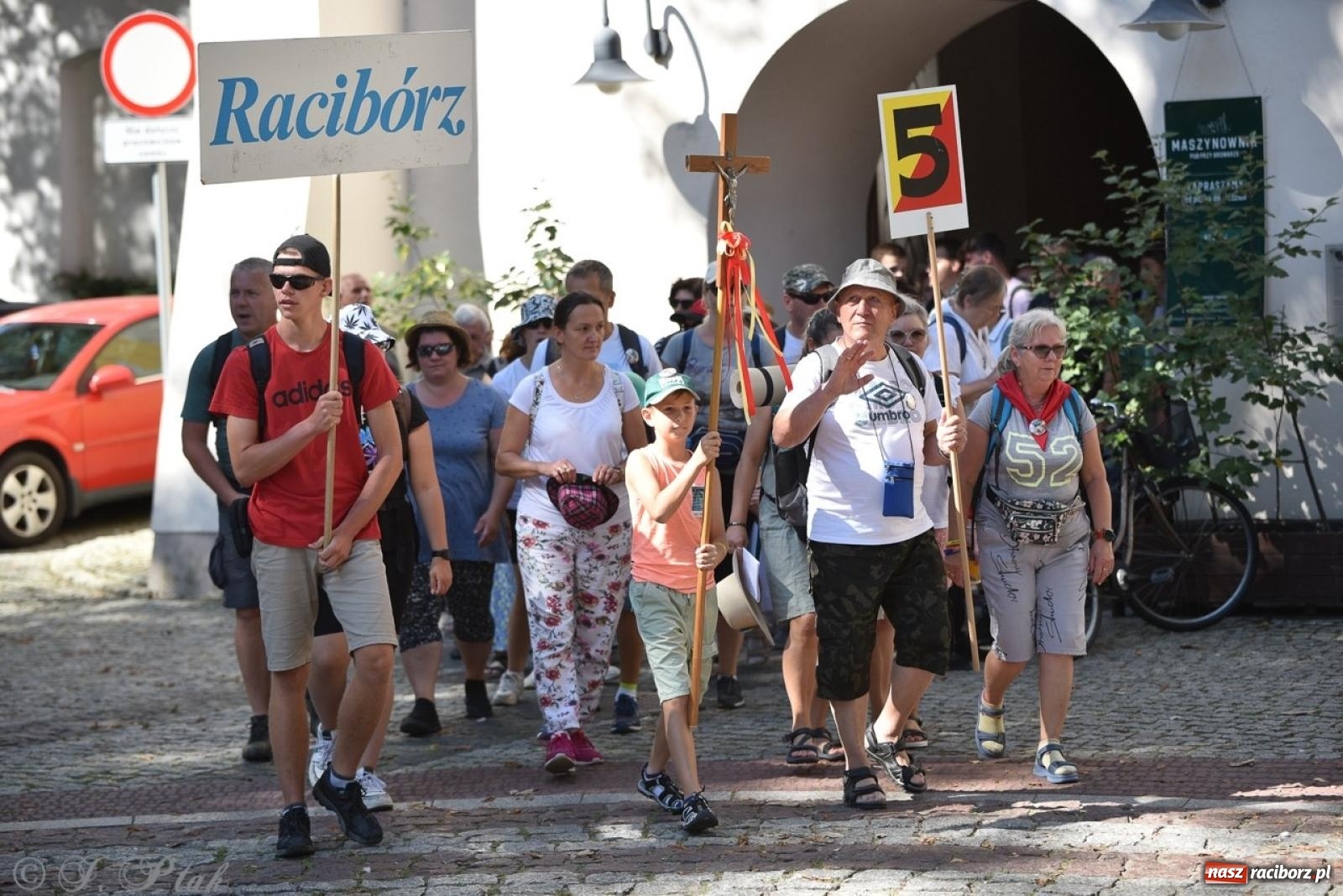 Zdjęcie w galerii na portalu naszraciborz.pl: Bracia i siostry w drodze. 48. Opolska Piesza Pielgrzymka na Jasną Górę wyruszyła z Raciborza [FOTO i WIDEO] wiadomości z regionu
