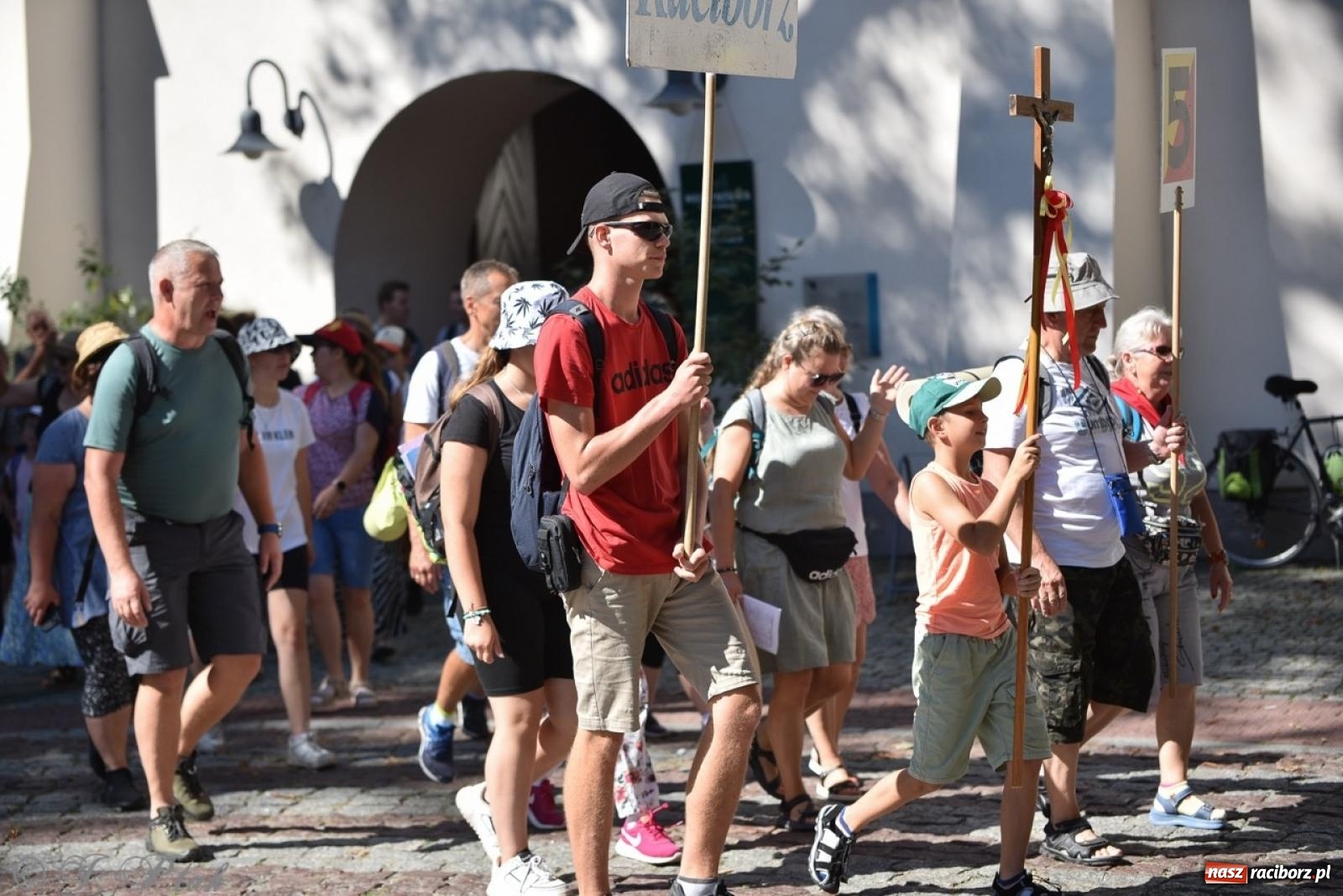 Zdjęcie w galerii na portalu naszraciborz.pl: Bracia i siostry w drodze. 48. Opolska Piesza Pielgrzymka na Jasną Górę wyruszyła z Raciborza [FOTO i WIDEO] wiadomości z regionu