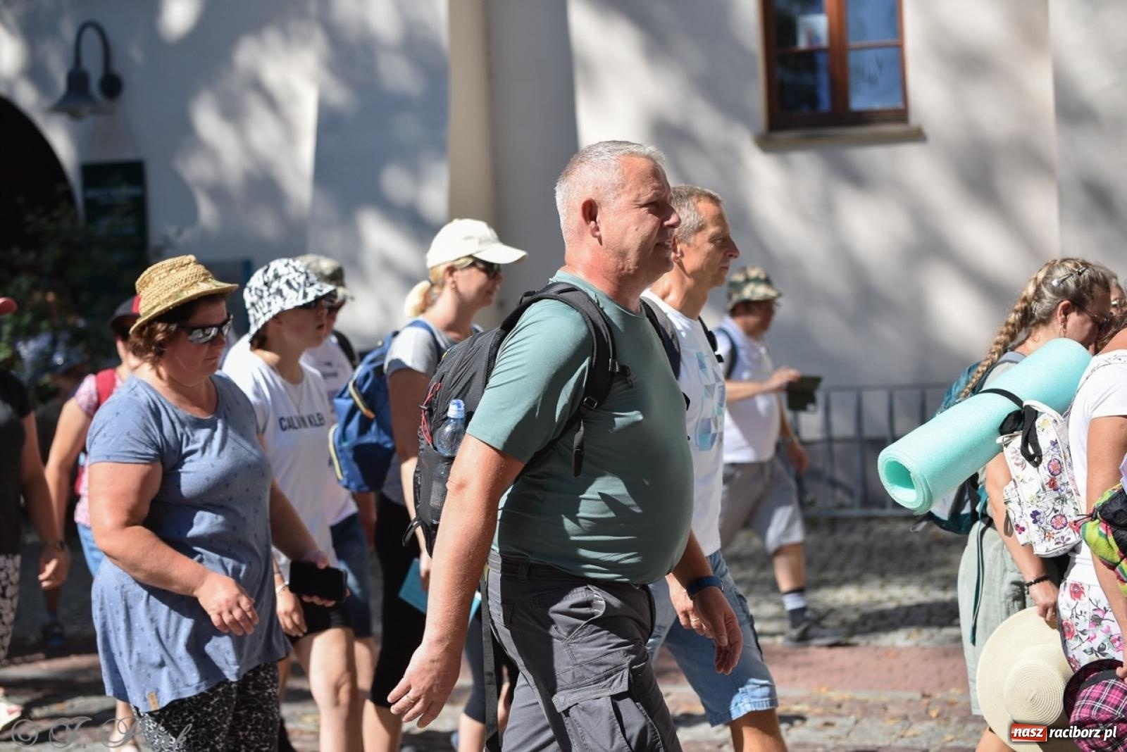 Zdjęcie w galerii na portalu naszraciborz.pl: Bracia i siostry w drodze. 48. Opolska Piesza Pielgrzymka na Jasną Górę wyruszyła z Raciborza [FOTO i WIDEO] wiadomości z regionu