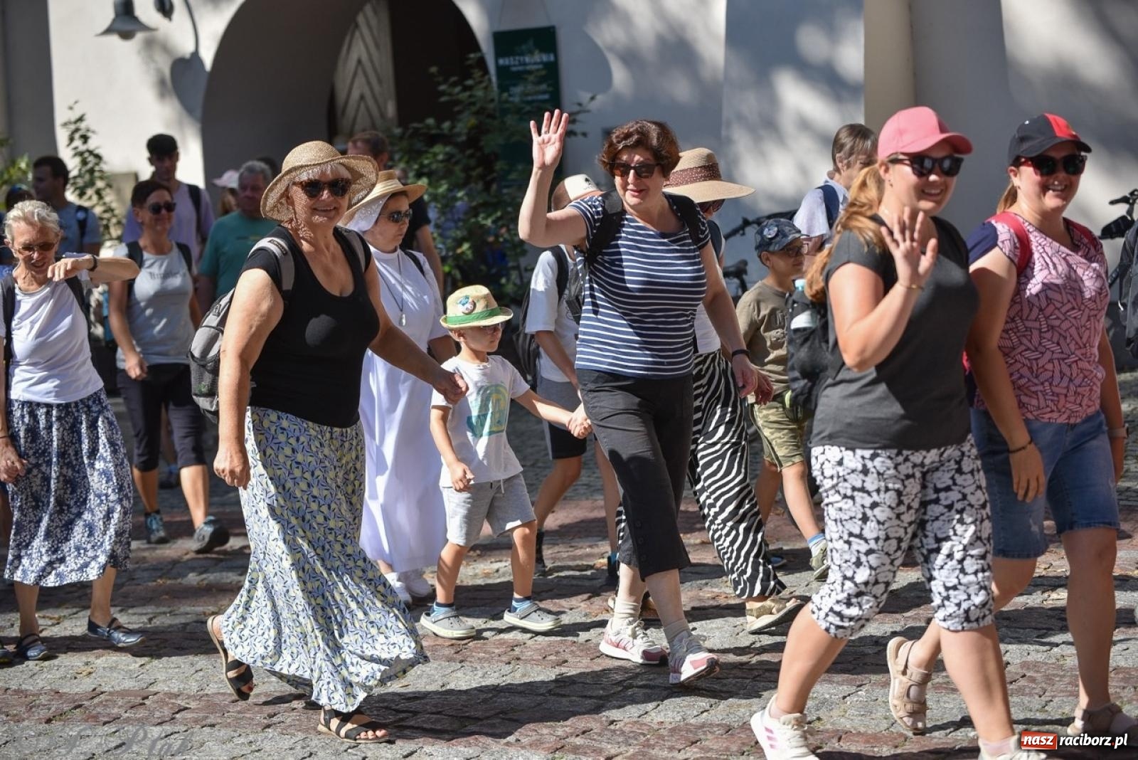 Zdjęcie w galerii na portalu naszraciborz.pl: Bracia i siostry w drodze. 48. Opolska Piesza Pielgrzymka na Jasną Górę wyruszyła z Raciborza [FOTO i WIDEO] wiadomości z regionu