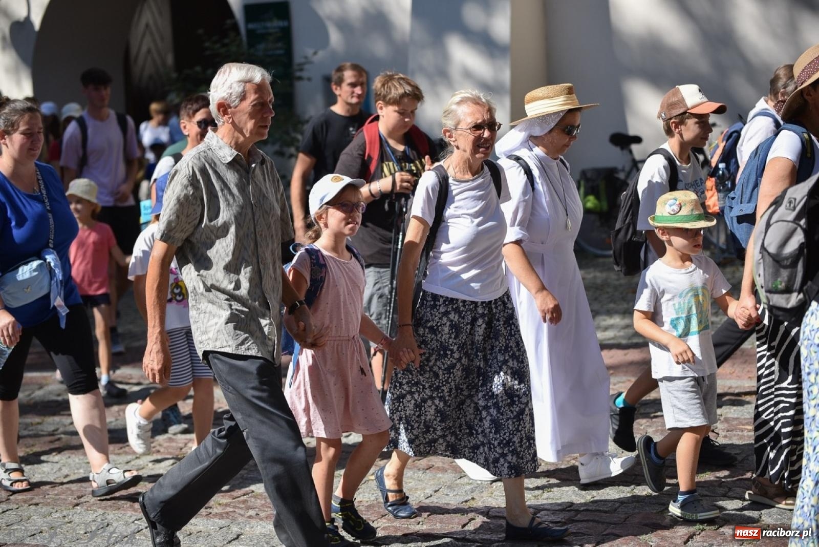 Zdjęcie w galerii na portalu naszraciborz.pl: Bracia i siostry w drodze. 48. Opolska Piesza Pielgrzymka na Jasną Górę wyruszyła z Raciborza [FOTO i WIDEO] wiadomości z regionu