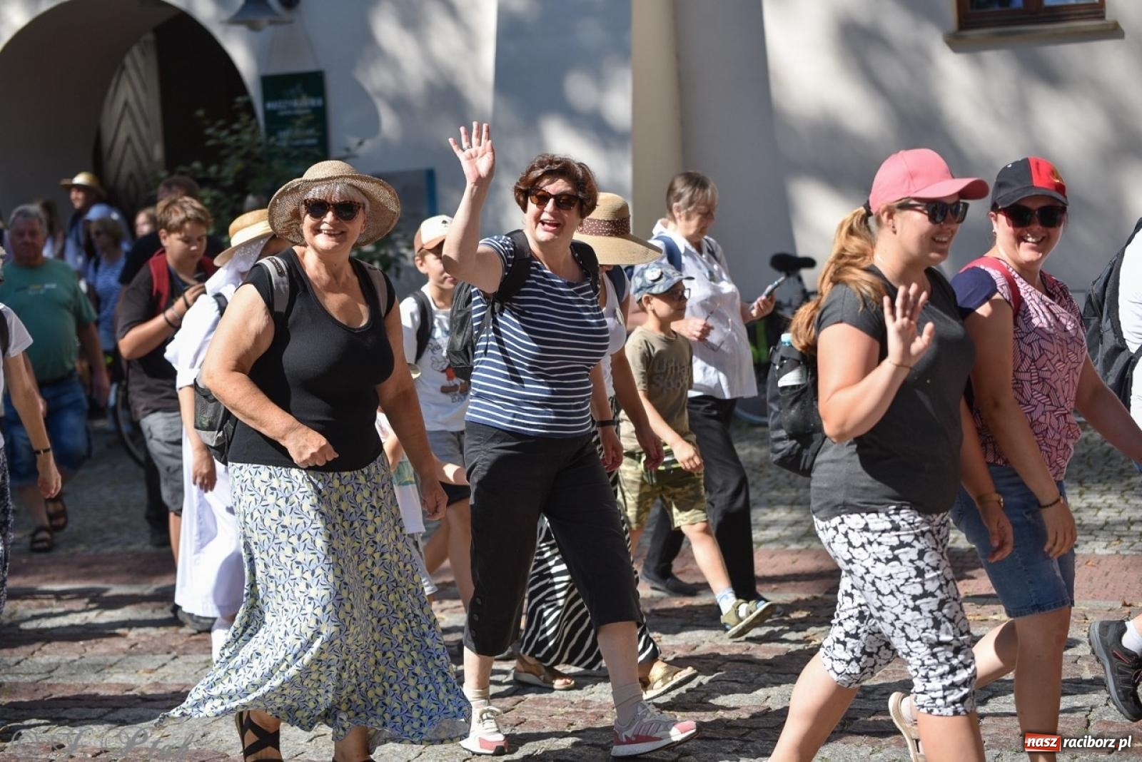 Zdjęcie w galerii na portalu naszraciborz.pl: Bracia i siostry w drodze. 48. Opolska Piesza Pielgrzymka na Jasną Górę wyruszyła z Raciborza [FOTO i WIDEO] wiadomości z regionu