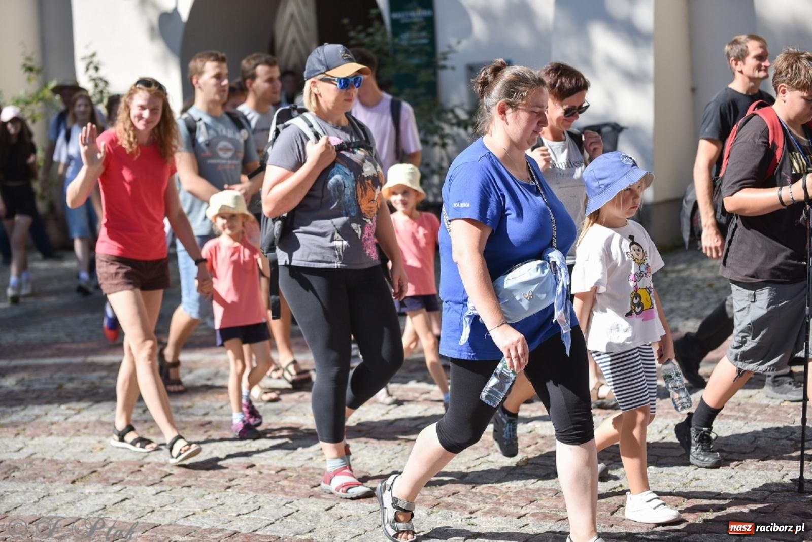 Zdjęcie w galerii na portalu naszraciborz.pl: Bracia i siostry w drodze. 48. Opolska Piesza Pielgrzymka na Jasną Górę wyruszyła z Raciborza [FOTO i WIDEO] wiadomości z regionu