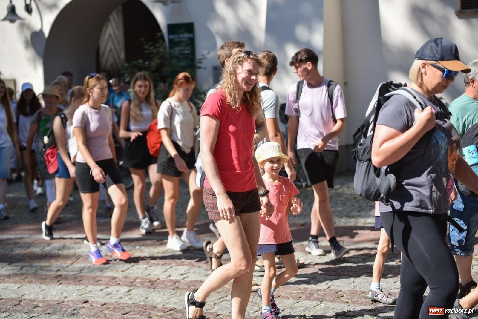 Zdjęcie w galerii na portalu naszraciborz.pl: Bracia i siostry w drodze. 48. Opolska Piesza Pielgrzymka na Jasną Górę wyruszyła z Raciborza [FOTO i WIDEO] wiadomości z regionu