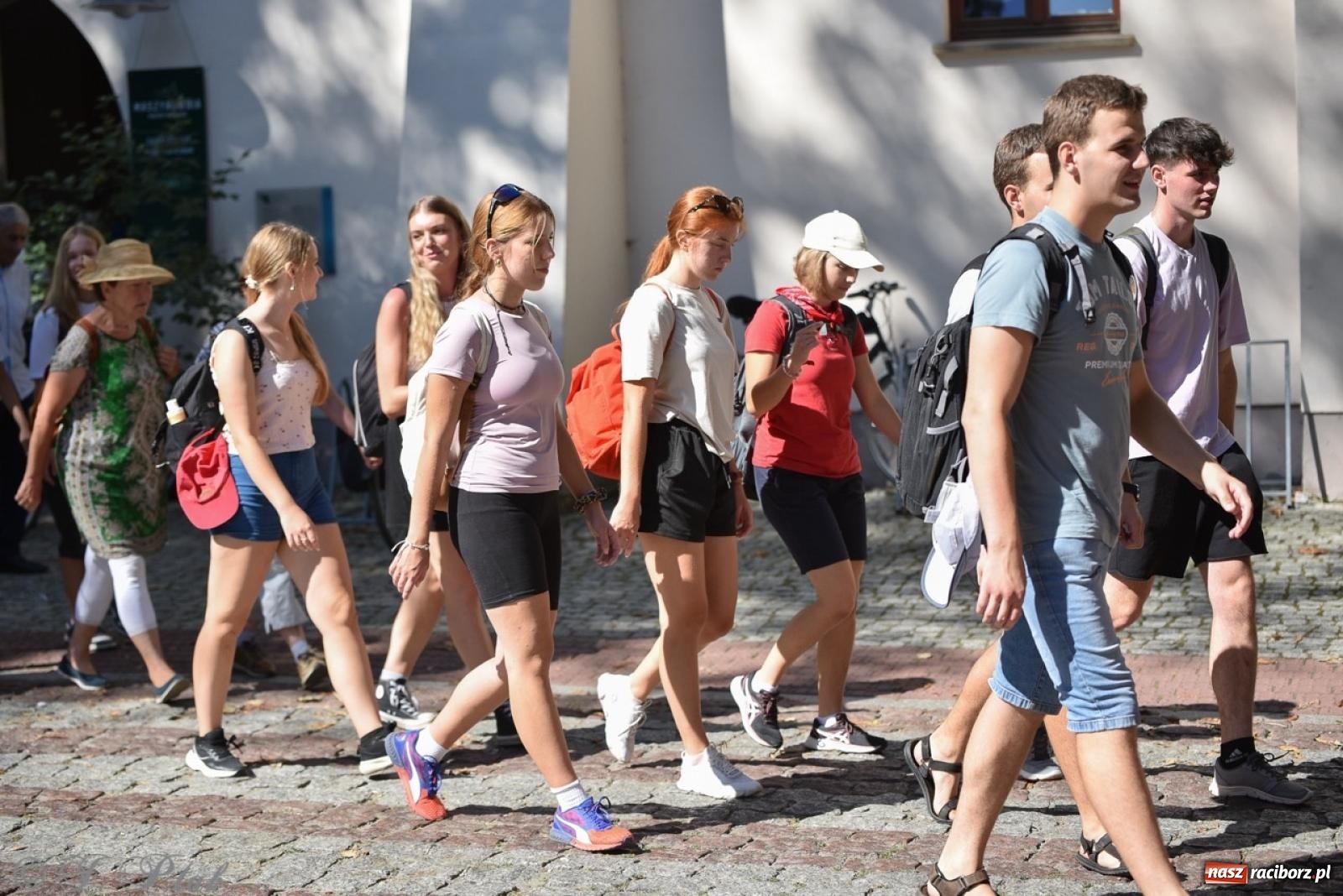 Zdjęcie w galerii na portalu naszraciborz.pl: Bracia i siostry w drodze. 48. Opolska Piesza Pielgrzymka na Jasną Górę wyruszyła z Raciborza [FOTO i WIDEO] wiadomości z regionu