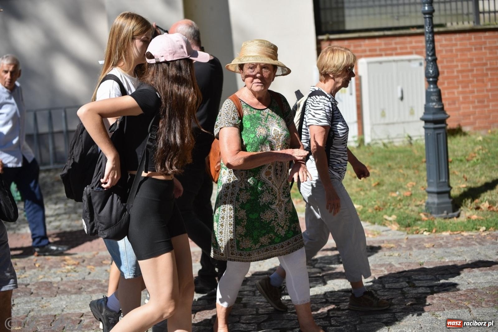 Zdjęcie w galerii na portalu naszraciborz.pl: Bracia i siostry w drodze. 48. Opolska Piesza Pielgrzymka na Jasną Górę wyruszyła z Raciborza [FOTO i WIDEO] wiadomości z regionu
