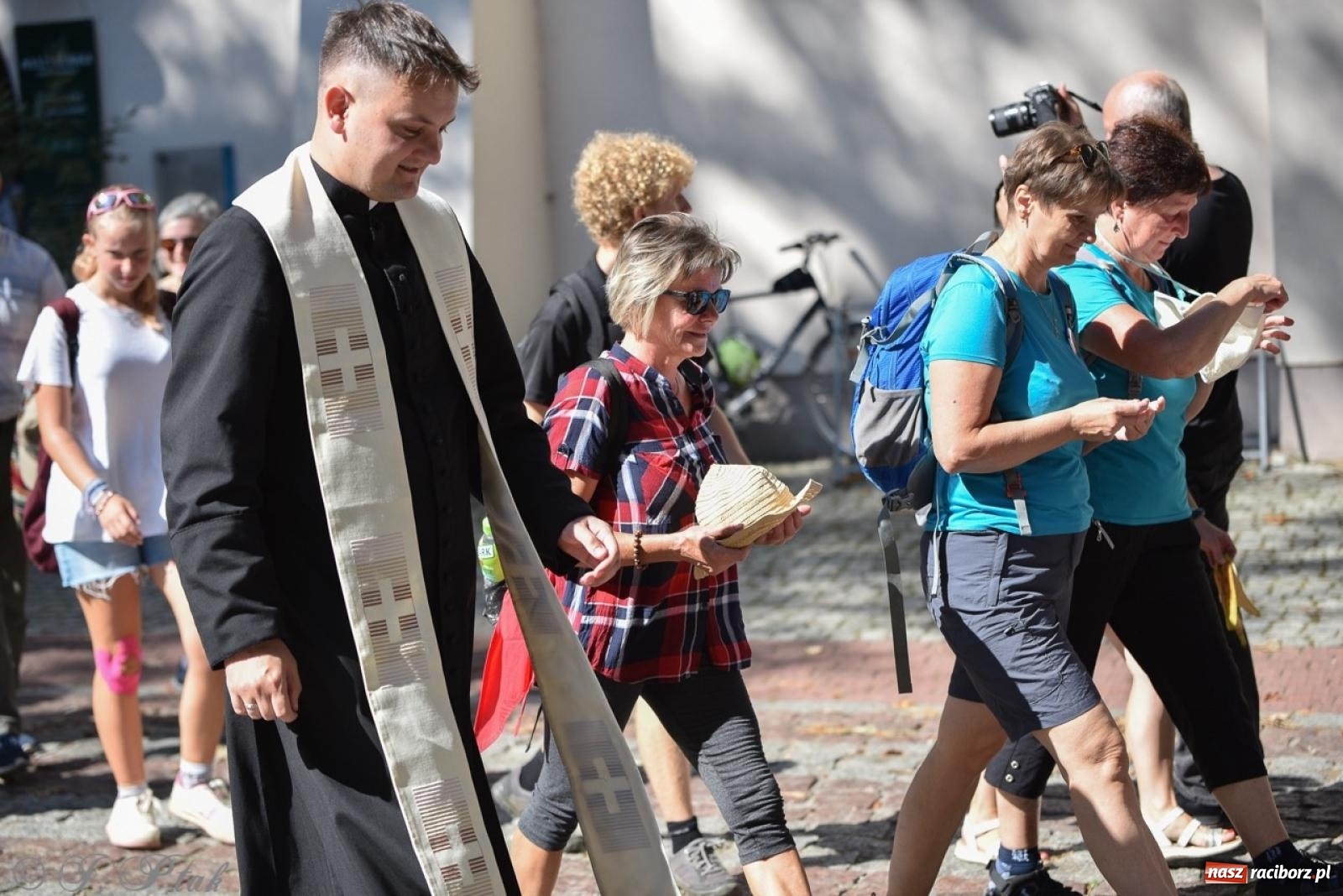 Zdjęcie w galerii na portalu naszraciborz.pl: Bracia i siostry w drodze. 48. Opolska Piesza Pielgrzymka na Jasną Górę wyruszyła z Raciborza [FOTO i WIDEO] wiadomości z regionu