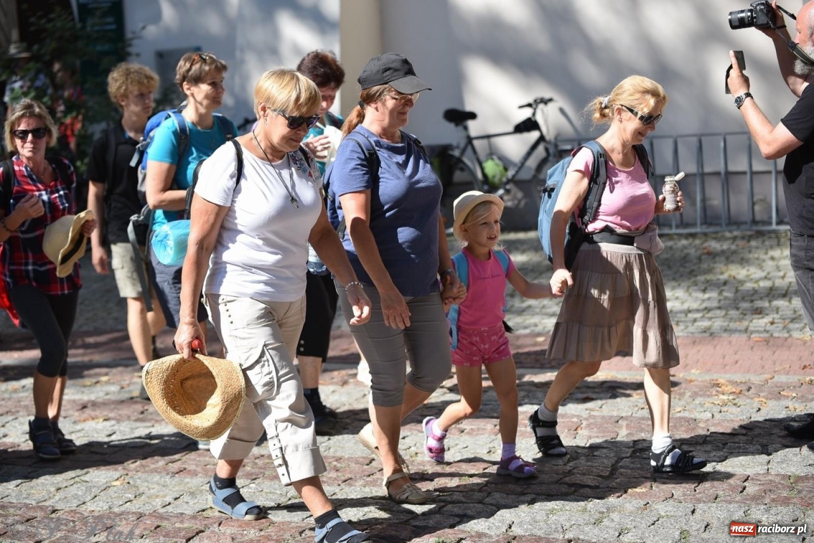 Zdjęcie w galerii na portalu naszraciborz.pl: Bracia i siostry w drodze. 48. Opolska Piesza Pielgrzymka na Jasną Górę wyruszyła z Raciborza [FOTO i WIDEO] wiadomości z regionu
