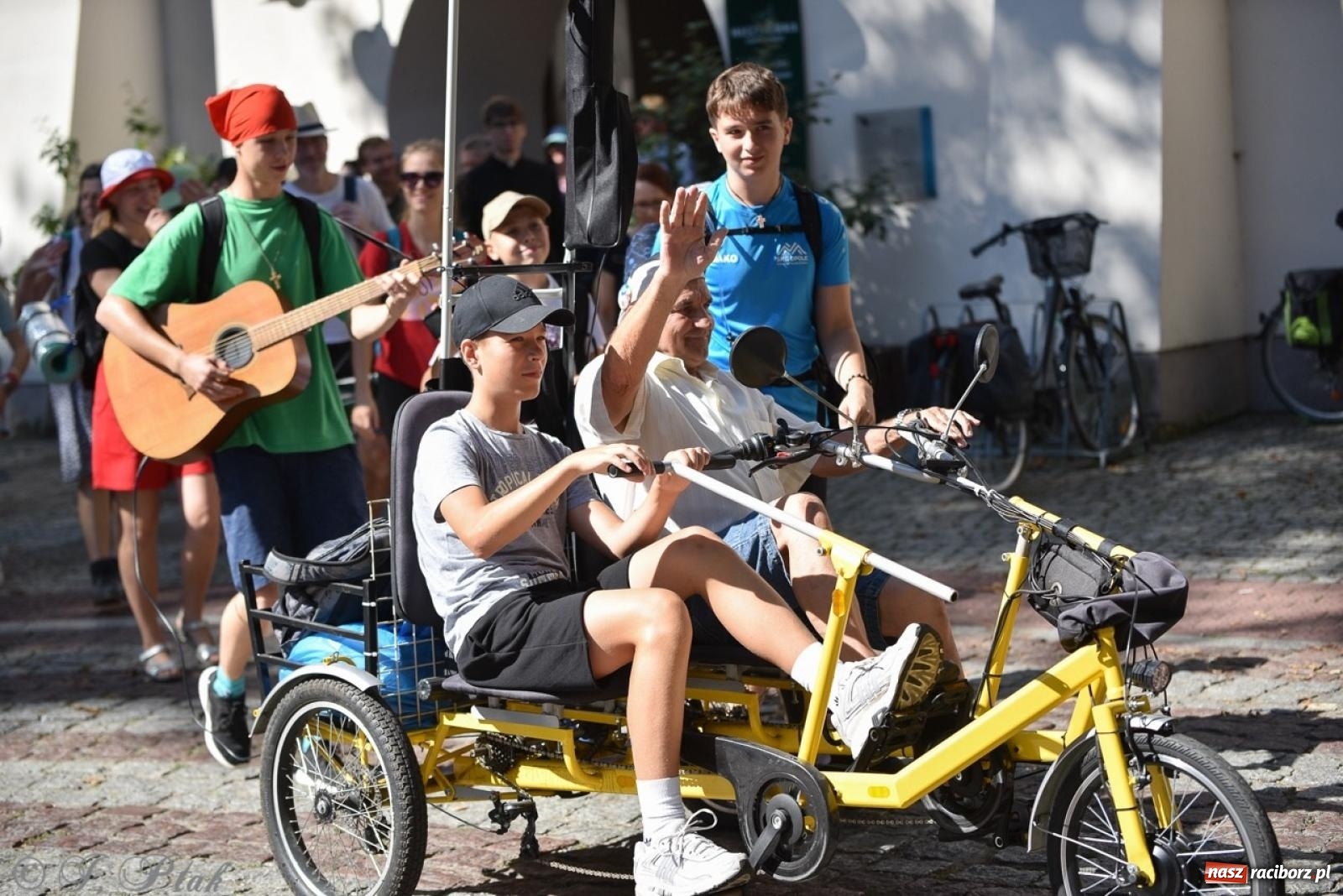 Zdjęcie w galerii na portalu naszraciborz.pl: Bracia i siostry w drodze. 48. Opolska Piesza Pielgrzymka na Jasną Górę wyruszyła z Raciborza [FOTO i WIDEO] wiadomości z regionu