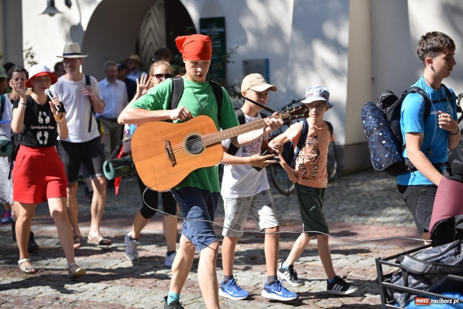 Zdjęcie w galerii na portalu naszraciborz.pl: Bracia i siostry w drodze. 48. Opolska Piesza Pielgrzymka na Jasną Górę wyruszyła z Raciborza [FOTO i WIDEO] wiadomości z regionu