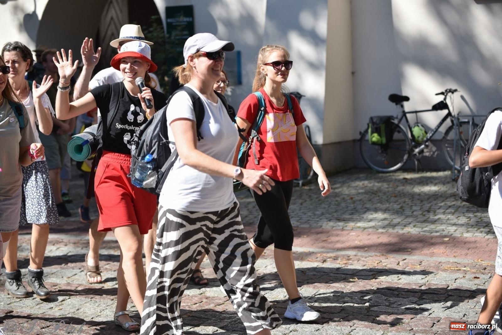 Zdjęcie w galerii na portalu naszraciborz.pl: Bracia i siostry w drodze. 48. Opolska Piesza Pielgrzymka na Jasną Górę wyruszyła z Raciborza [FOTO i WIDEO] wiadomości z regionu