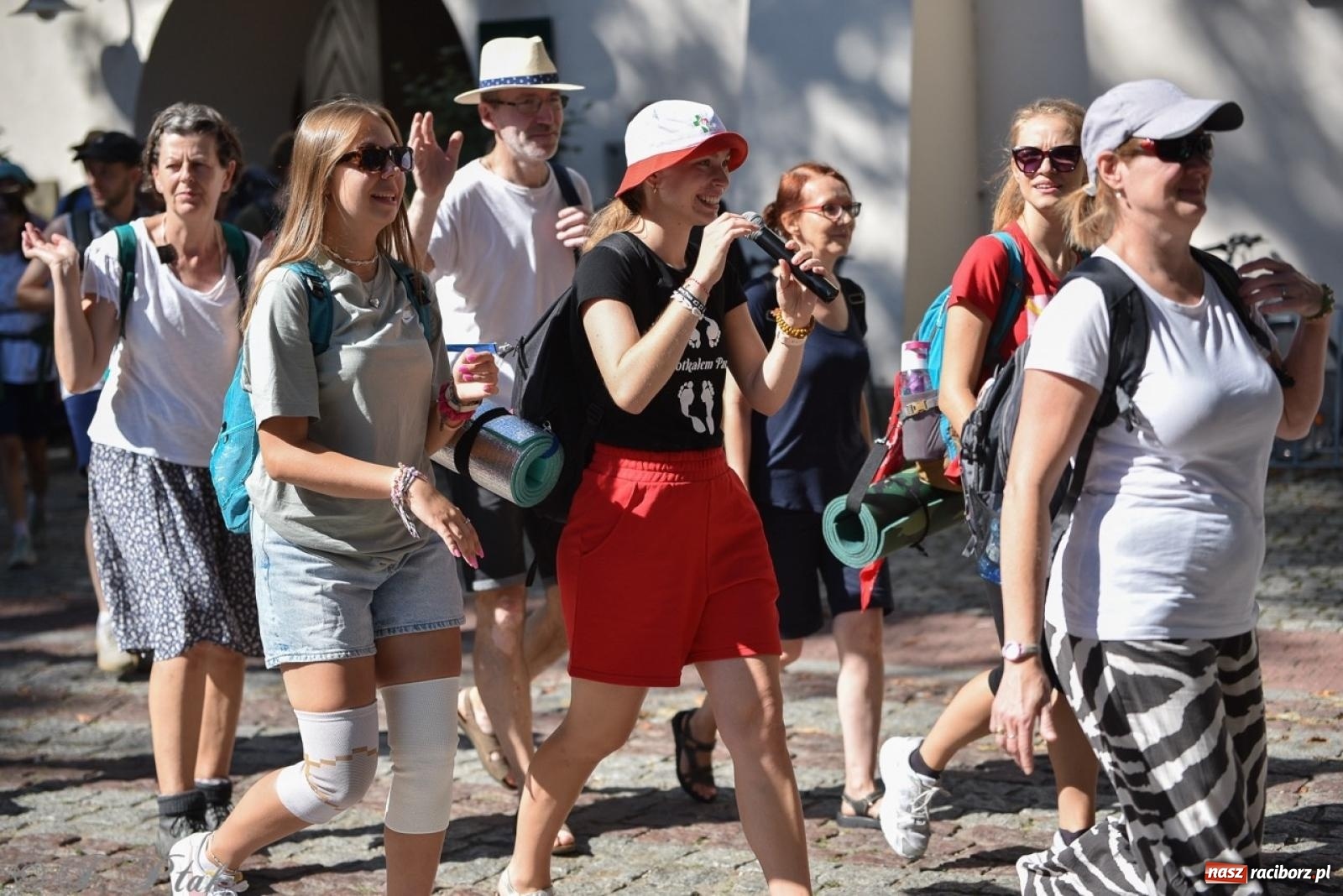 Zdjęcie w galerii na portalu naszraciborz.pl: Bracia i siostry w drodze. 48. Opolska Piesza Pielgrzymka na Jasną Górę wyruszyła z Raciborza [FOTO i WIDEO] wiadomości z regionu