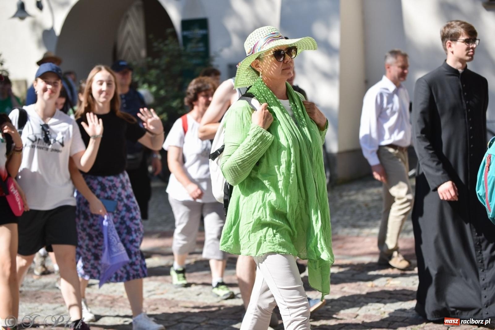 Zdjęcie w galerii na portalu naszraciborz.pl: Bracia i siostry w drodze. 48. Opolska Piesza Pielgrzymka na Jasną Górę wyruszyła z Raciborza [FOTO i WIDEO] wiadomości z regionu