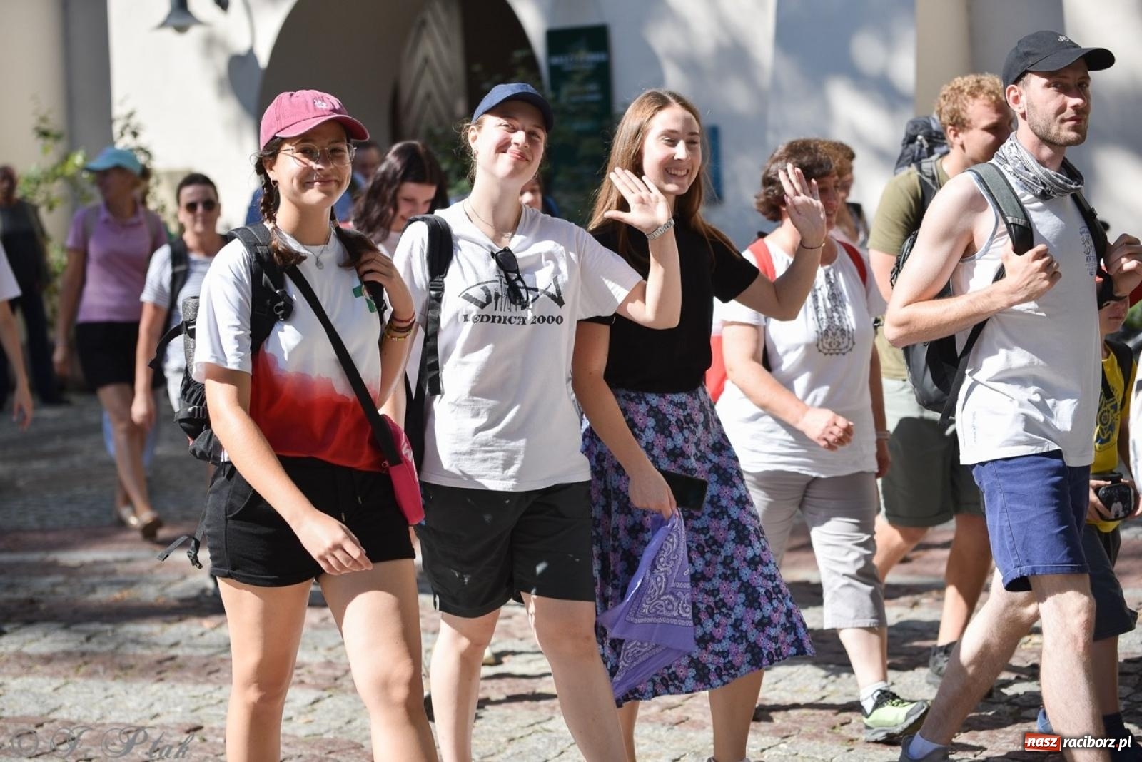 Zdjęcie w galerii na portalu naszraciborz.pl: Bracia i siostry w drodze. 48. Opolska Piesza Pielgrzymka na Jasną Górę wyruszyła z Raciborza [FOTO i WIDEO] wiadomości z regionu