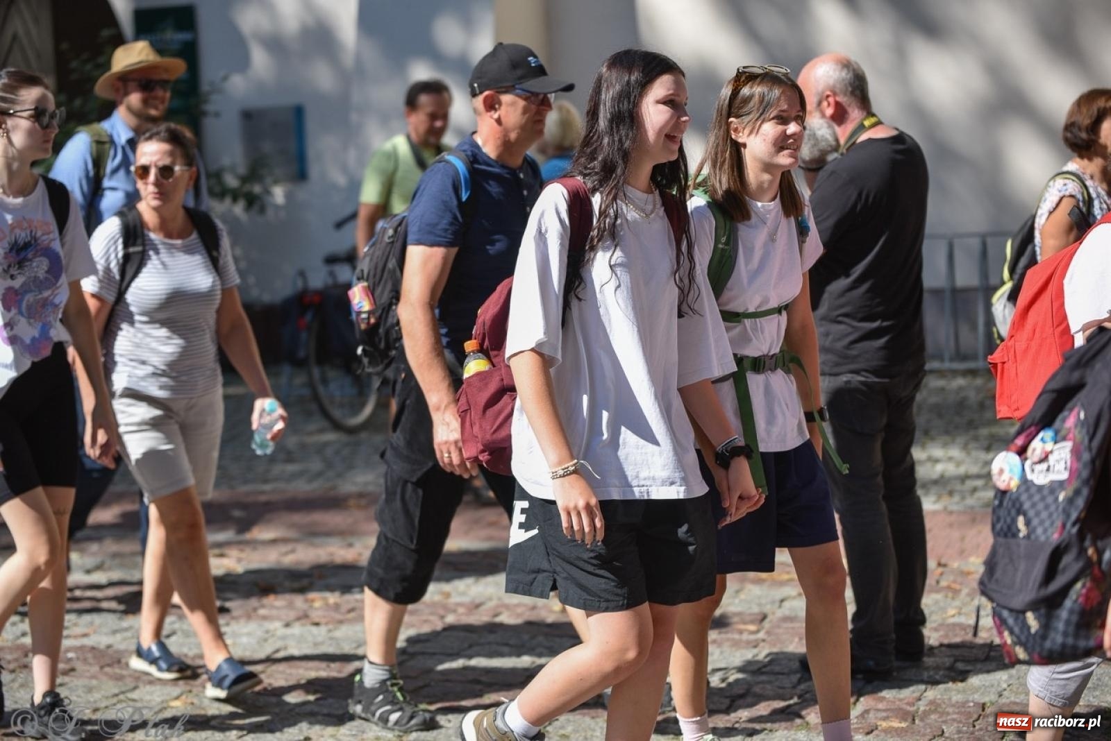 Zdjęcie w galerii na portalu naszraciborz.pl: Bracia i siostry w drodze. 48. Opolska Piesza Pielgrzymka na Jasną Górę wyruszyła z Raciborza [FOTO i WIDEO] wiadomości z regionu