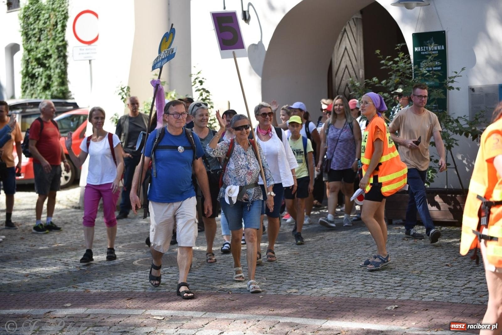 Zdjęcie w galerii na portalu naszraciborz.pl: Bracia i siostry w drodze. 48. Opolska Piesza Pielgrzymka na Jasną Górę wyruszyła z Raciborza [FOTO i WIDEO] wiadomości z regionu
