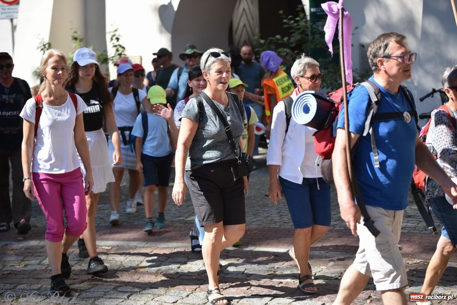 Zdjęcie w galerii na portalu naszraciborz.pl: Bracia i siostry w drodze. 48. Opolska Piesza Pielgrzymka na Jasną Górę wyruszyła z Raciborza [FOTO i WIDEO] wiadomości z regionu