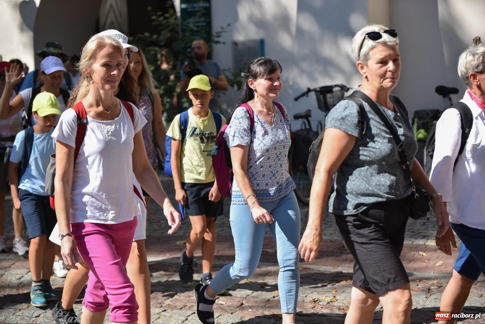 Zdjęcie w galerii na portalu naszraciborz.pl: Bracia i siostry w drodze. 48. Opolska Piesza Pielgrzymka na Jasną Górę wyruszyła z Raciborza [FOTO i WIDEO] wiadomości z regionu