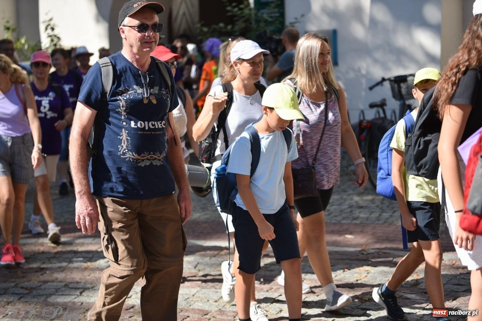 Zdjęcie w galerii na portalu naszraciborz.pl: Bracia i siostry w drodze. 48. Opolska Piesza Pielgrzymka na Jasną Górę wyruszyła z Raciborza [FOTO i WIDEO] wiadomości z regionu