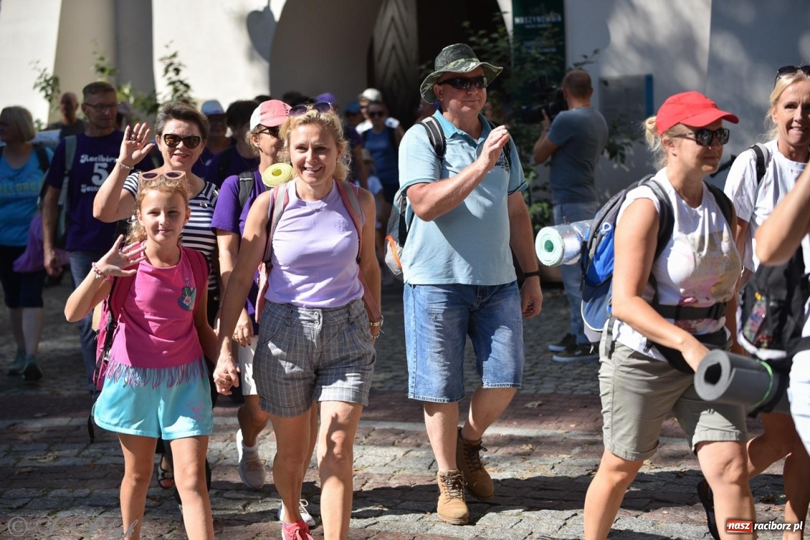 Zdjęcie w galerii na portalu naszraciborz.pl: Bracia i siostry w drodze. 48. Opolska Piesza Pielgrzymka na Jasną Górę wyruszyła z Raciborza [FOTO i WIDEO] wiadomości z regionu
