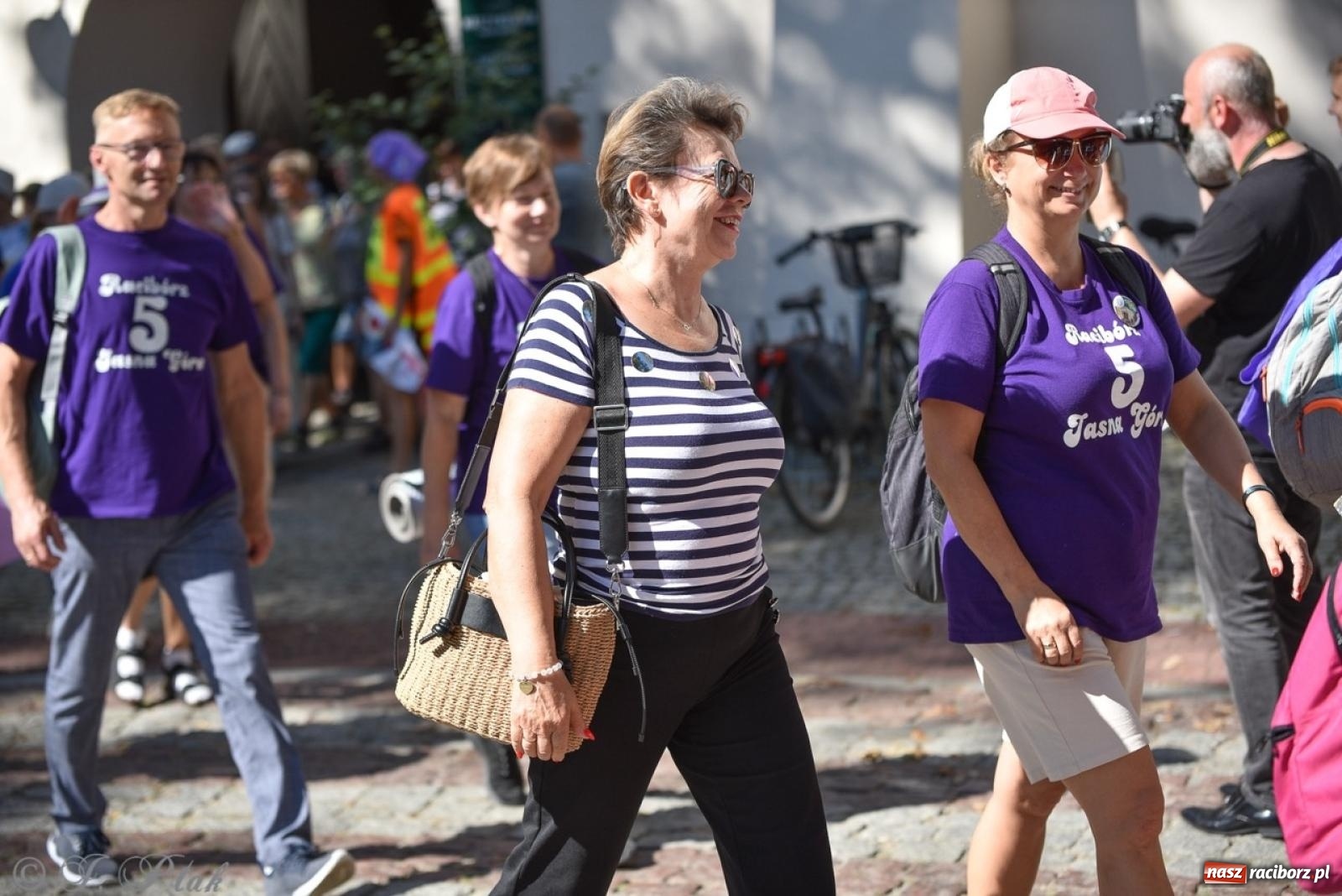 Zdjęcie w galerii na portalu naszraciborz.pl: Bracia i siostry w drodze. 48. Opolska Piesza Pielgrzymka na Jasną Górę wyruszyła z Raciborza [FOTO i WIDEO] wiadomości z regionu
