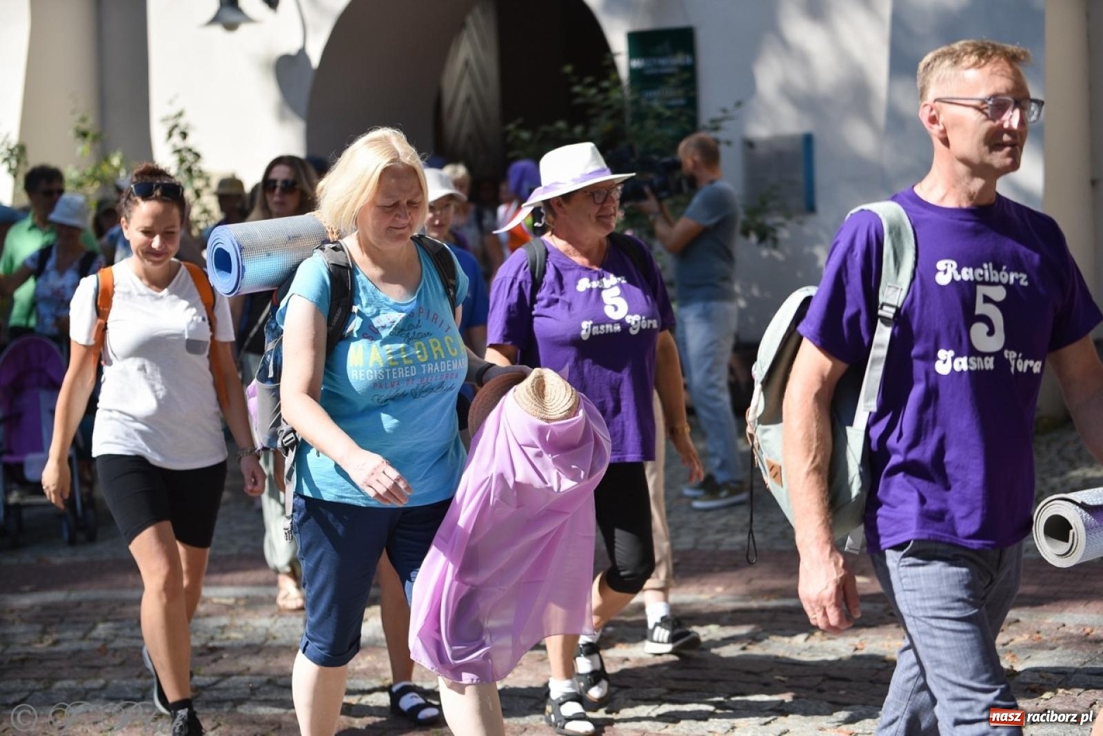 Zdjęcie w galerii na portalu naszraciborz.pl: Bracia i siostry w drodze. 48. Opolska Piesza Pielgrzymka na Jasną Górę wyruszyła z Raciborza [FOTO i WIDEO] wiadomości z regionu