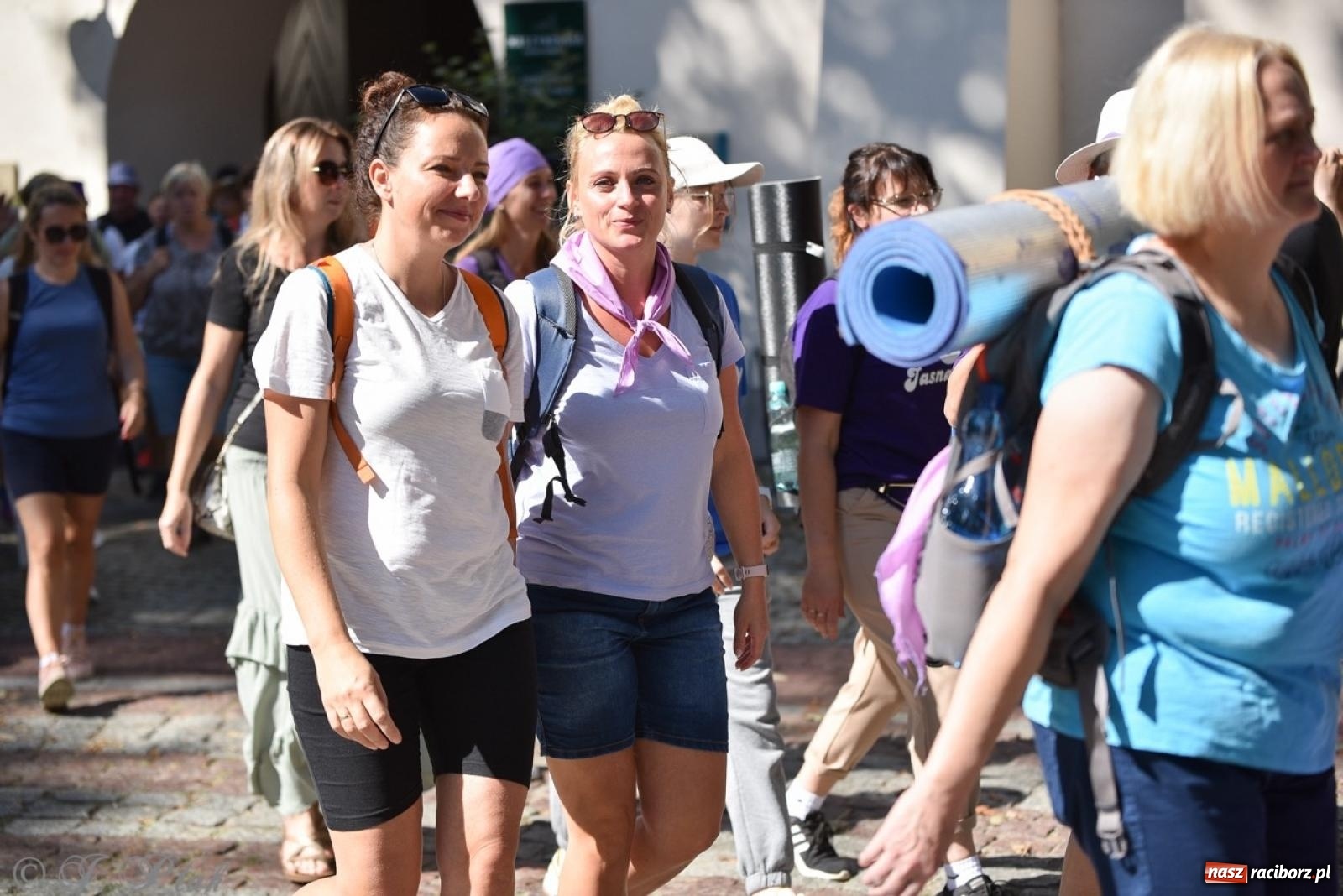 Zdjęcie w galerii na portalu naszraciborz.pl: Bracia i siostry w drodze. 48. Opolska Piesza Pielgrzymka na Jasną Górę wyruszyła z Raciborza [FOTO i WIDEO] wiadomości z regionu