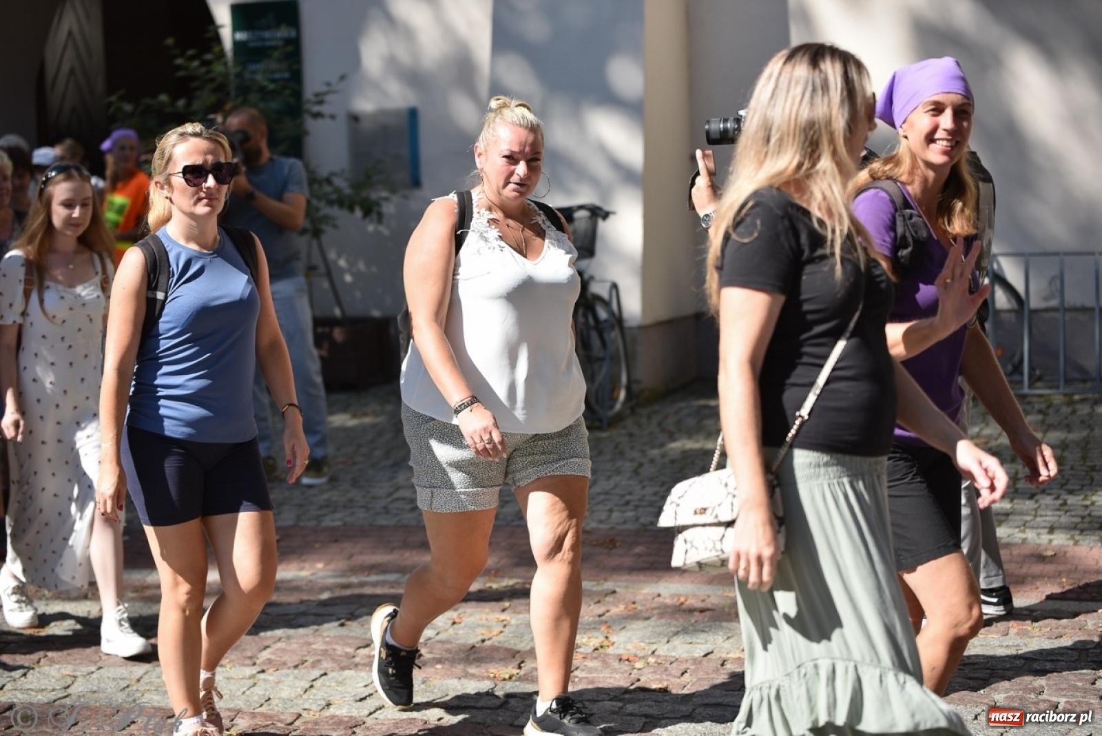 Zdjęcie w galerii na portalu naszraciborz.pl: Bracia i siostry w drodze. 48. Opolska Piesza Pielgrzymka na Jasną Górę wyruszyła z Raciborza [FOTO i WIDEO] wiadomości z regionu