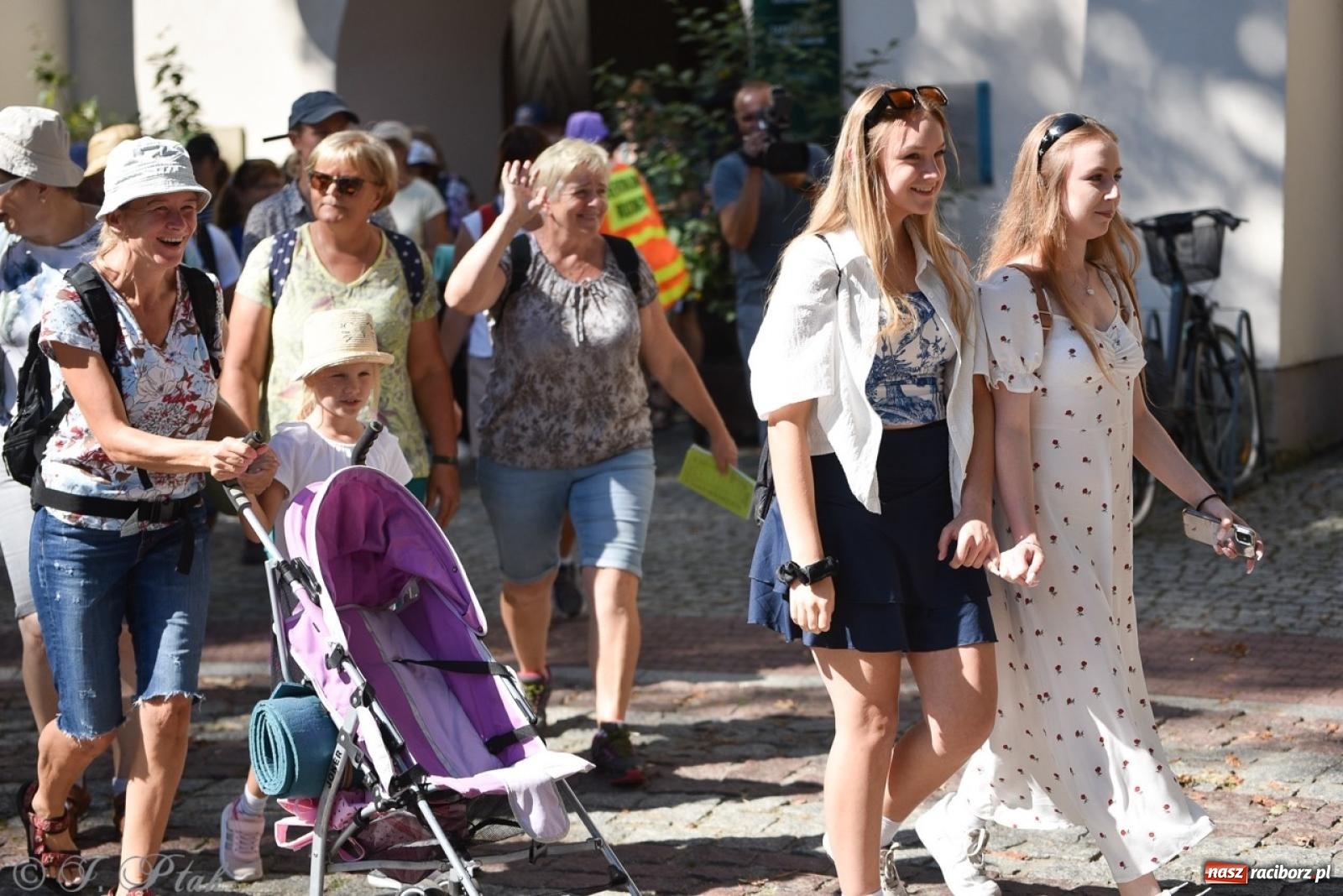 Zdjęcie w galerii na portalu naszraciborz.pl: Bracia i siostry w drodze. 48. Opolska Piesza Pielgrzymka na Jasną Górę wyruszyła z Raciborza [FOTO i WIDEO] wiadomości z regionu