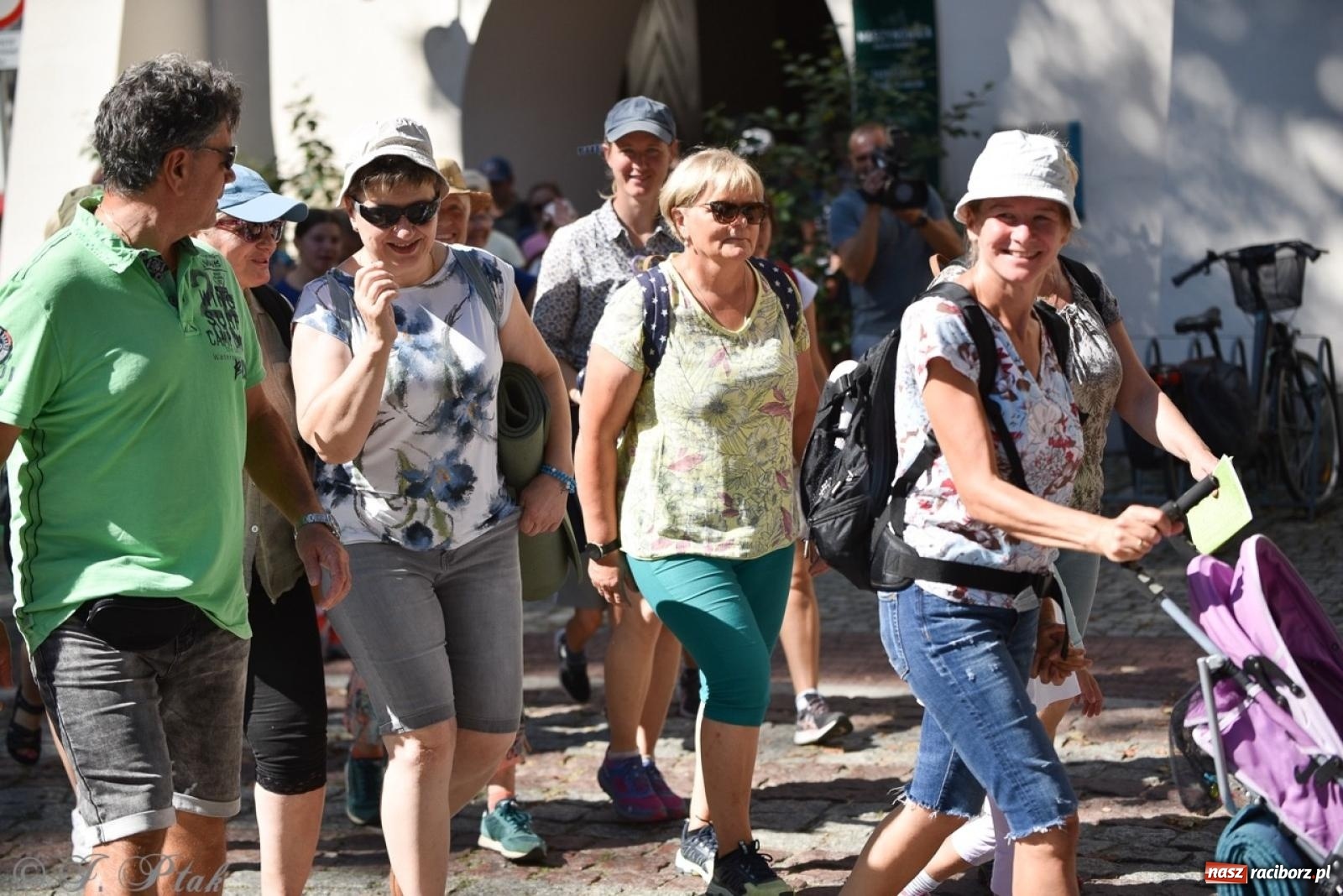 Zdjęcie w galerii na portalu naszraciborz.pl: Bracia i siostry w drodze. 48. Opolska Piesza Pielgrzymka na Jasną Górę wyruszyła z Raciborza [FOTO i WIDEO] wiadomości z regionu