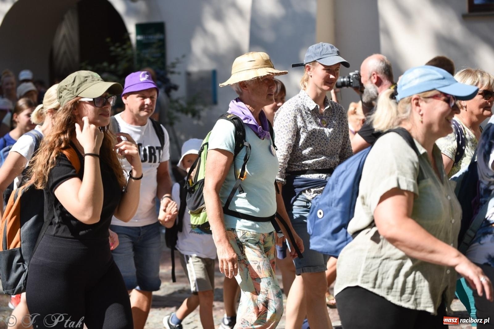 Zdjęcie w galerii na portalu naszraciborz.pl: Bracia i siostry w drodze. 48. Opolska Piesza Pielgrzymka na Jasną Górę wyruszyła z Raciborza [FOTO i WIDEO] wiadomości z regionu
