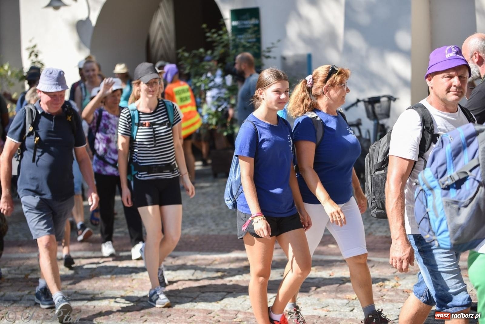 Zdjęcie w galerii na portalu naszraciborz.pl: Bracia i siostry w drodze. 48. Opolska Piesza Pielgrzymka na Jasną Górę wyruszyła z Raciborza [FOTO i WIDEO] wiadomości z regionu